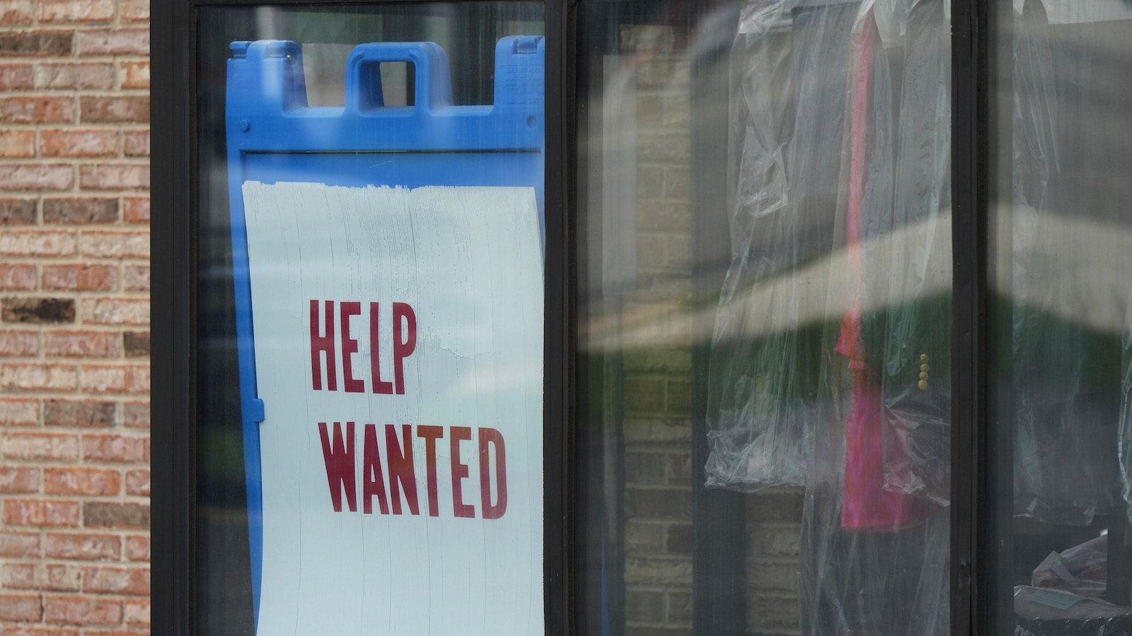 US applications for jobless benefits fell below 200,000 last week