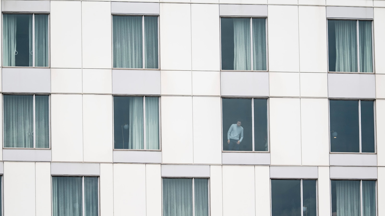 Въоръжен мъж убива служител в Монреал в хотел Hilton, преди да бъде застрелян, казва полицията