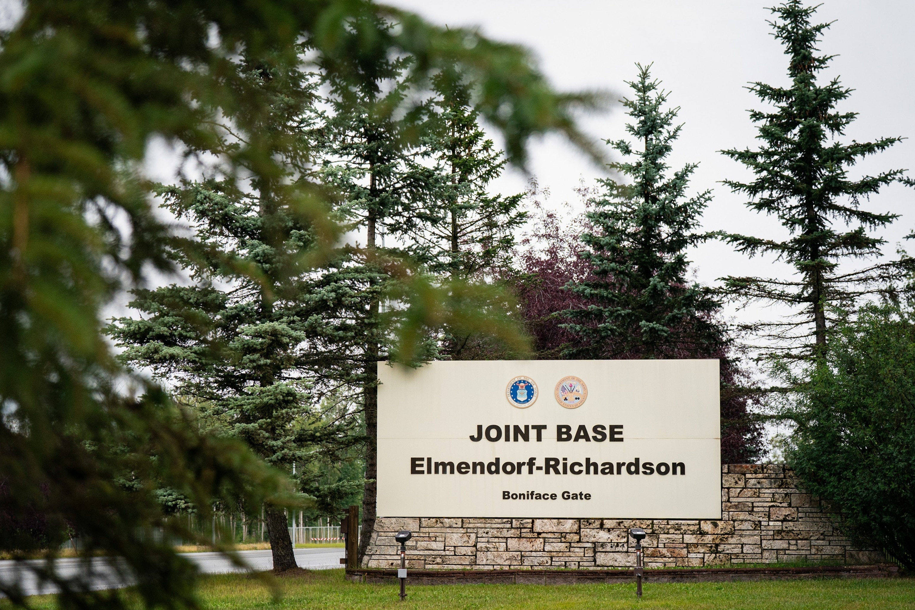 PHOTO: Secret Service Rushes To Alaska City For Trump-Putin Summit