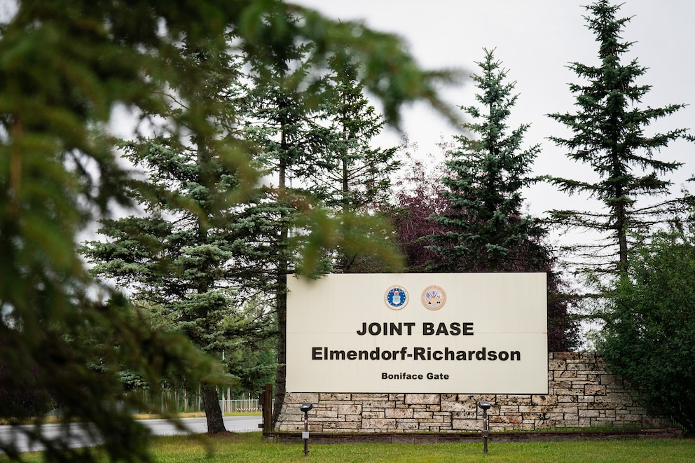 PHOTO: Secret Service Rushes To Alaska City For Trump-Putin Summit