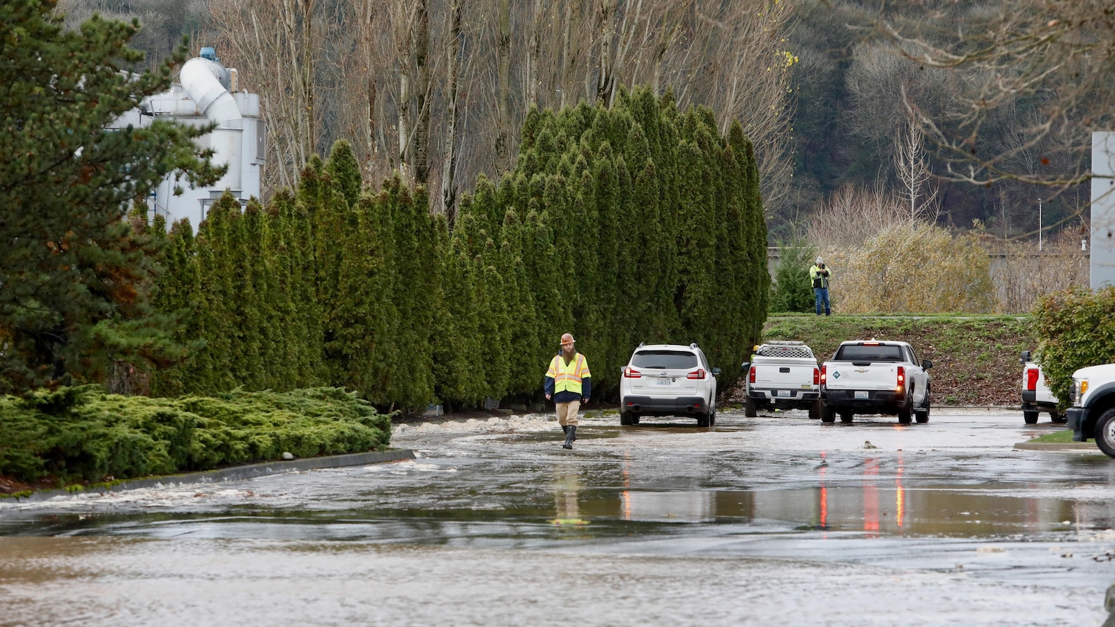 Levee breach triggers flash flood warning and evacuations south of Seattle