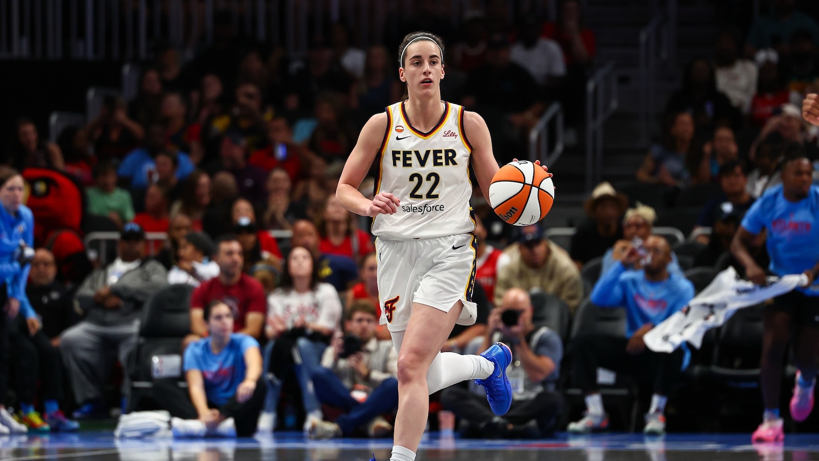 Caitlin Clark gets fist to the neck, later leaves game with back injury