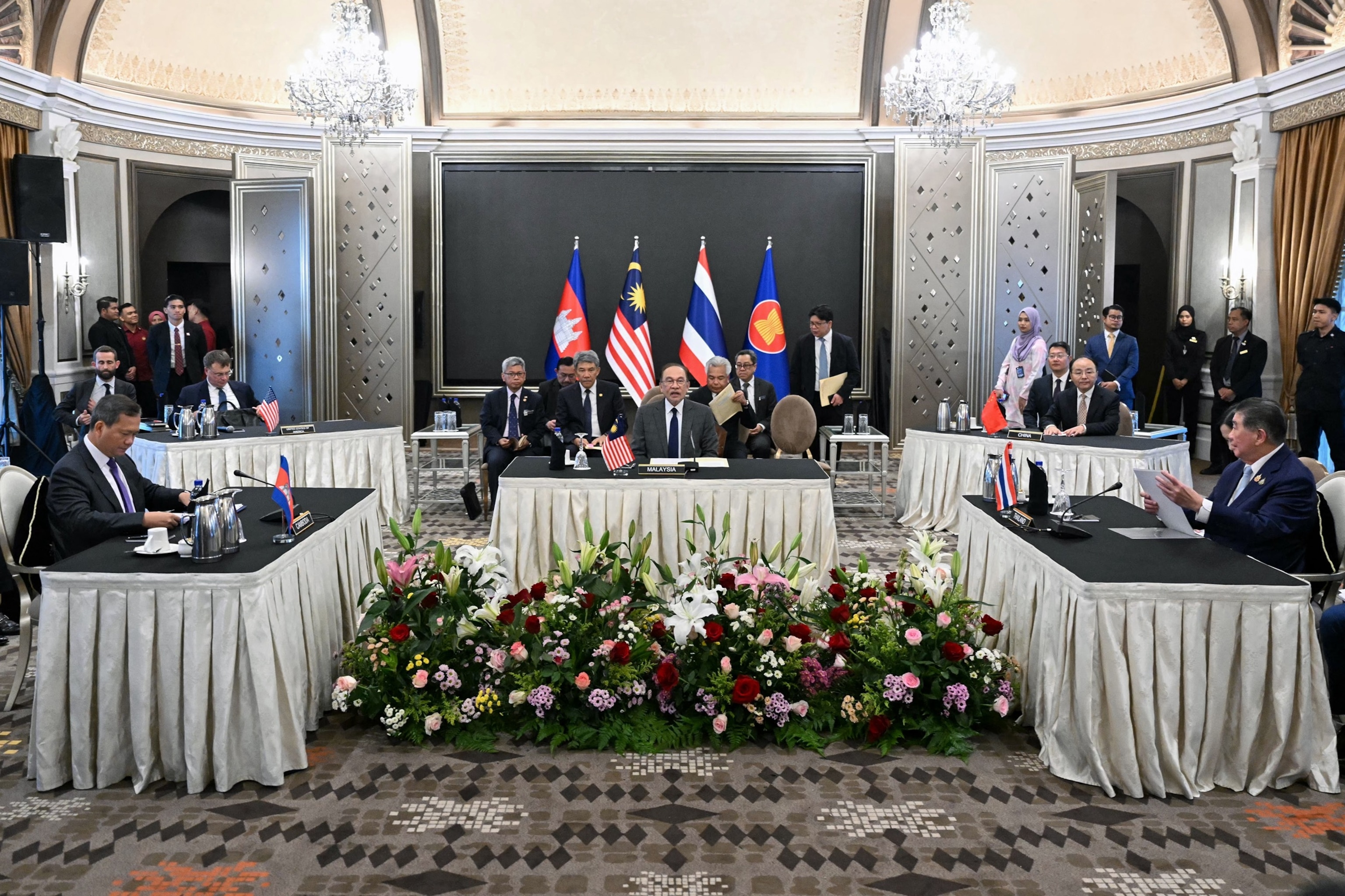PHOTO: Malaysia's Prime Minister Anwar Ibrahim, center, looks on as Cambodia's Prime Minister Hun Manet, left, and Thailand's acting Prime Minister Phumtham Wechayachai, right, take part in talks on a ceasefire between in Putrajaya on July 28, 2025. 