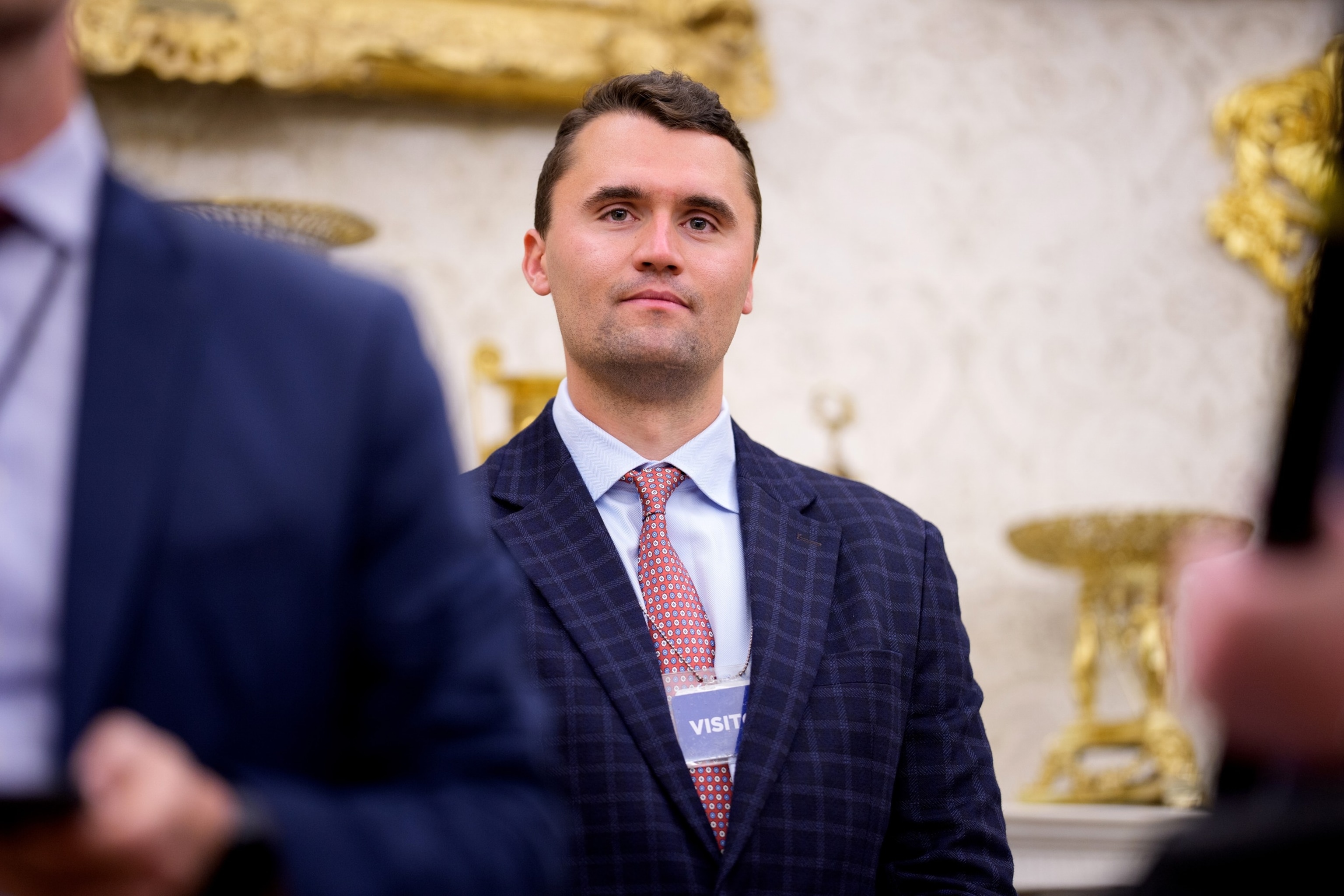 Foto: il 28 maggio 2025, File Foto, Turning Point USA Partner fondatore Charlie Kirk, il presidente Donald Trump Washington si trova dietro la stanza mentre parla all'ufficio ovale della Casa Bianca