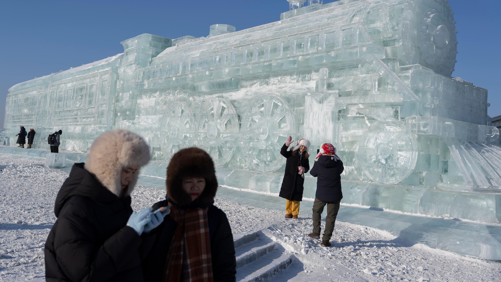 中国哈尔滨冰雪艺术节绽放北国魅力,全球游客盛赞冰雕奇迹