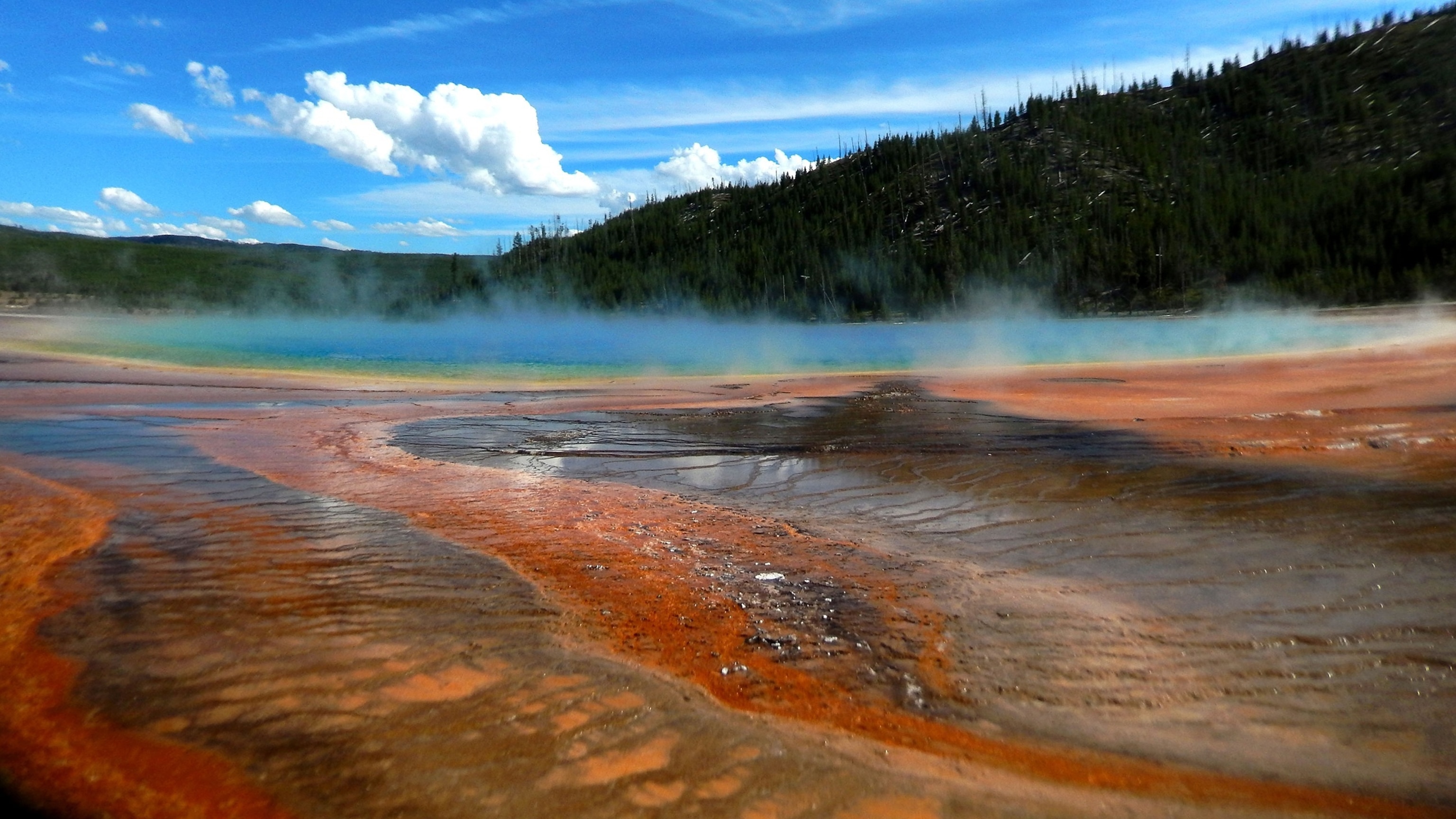 Foto: Grand Prismatic Hot Spring es uno de los jardines nacionales en los parques nacionales creados por Yellowstone Supervolcano. La foto fue tomada el 22 de julio de 2014 en el Parque Nacional Yellowstone en WY.