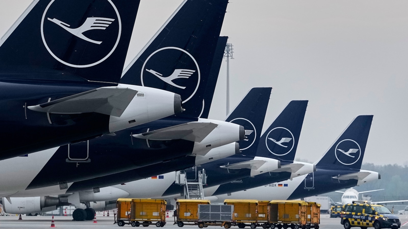 Lufthansa, индийските авиокомпании спират обслужването на Рияд след експлозии в столицата на Саудитска Арабия