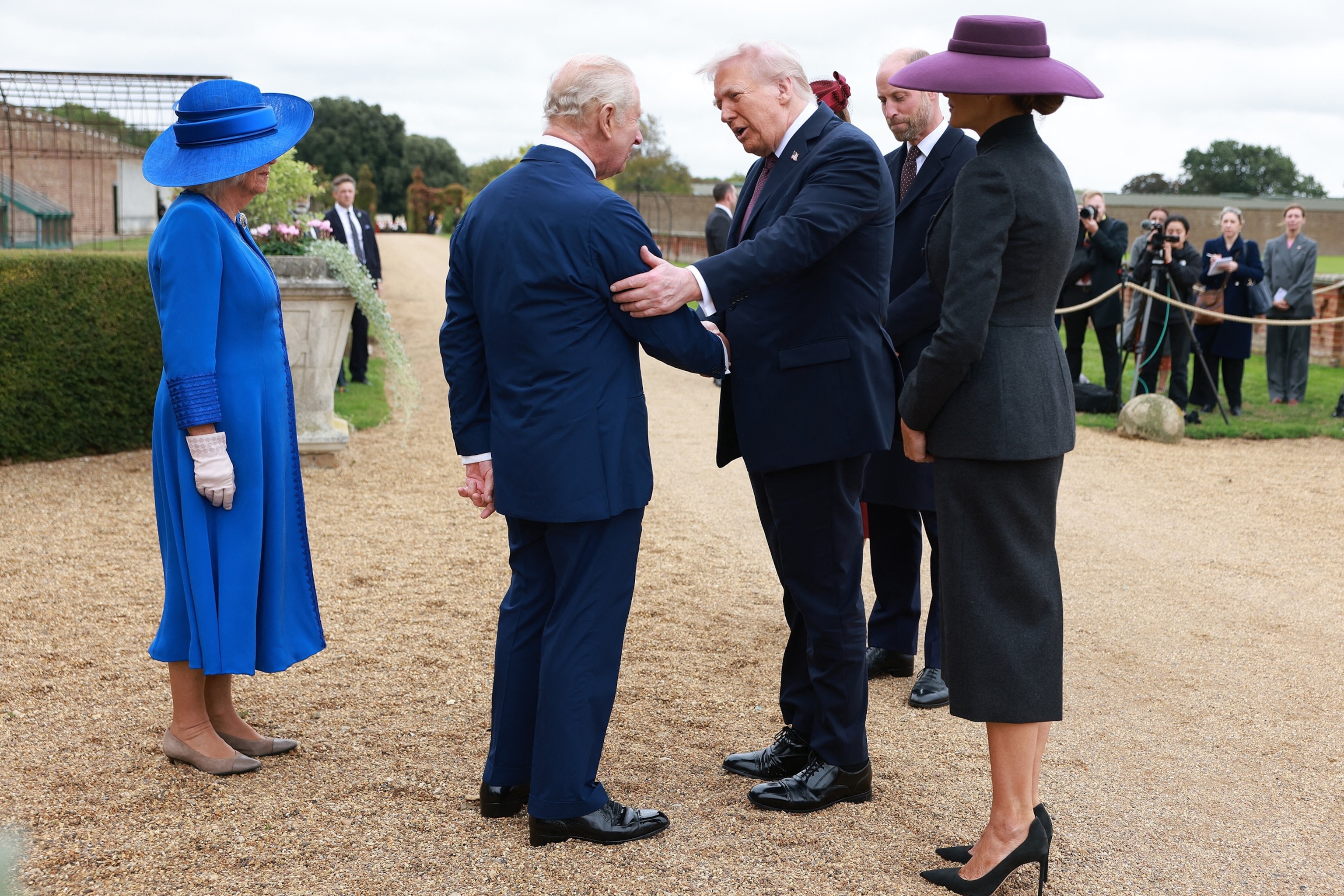 ẢNH: Vua Charles III của Anh và Hoàng hậu Camilla của Anh chào đón Tổng thống Donald Trump và Đệ nhất phu nhân Melania Trump khi họ đến khuôn viên Lâu đài Windsor, tại Windsor, ngày 17 tháng 9 năm 2025.