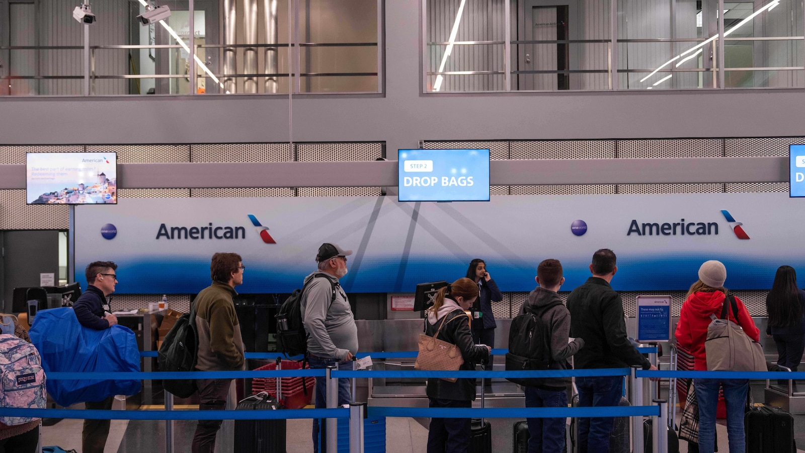 US airlines' daily cancellations exceed 2,700 as shutdown impact extends