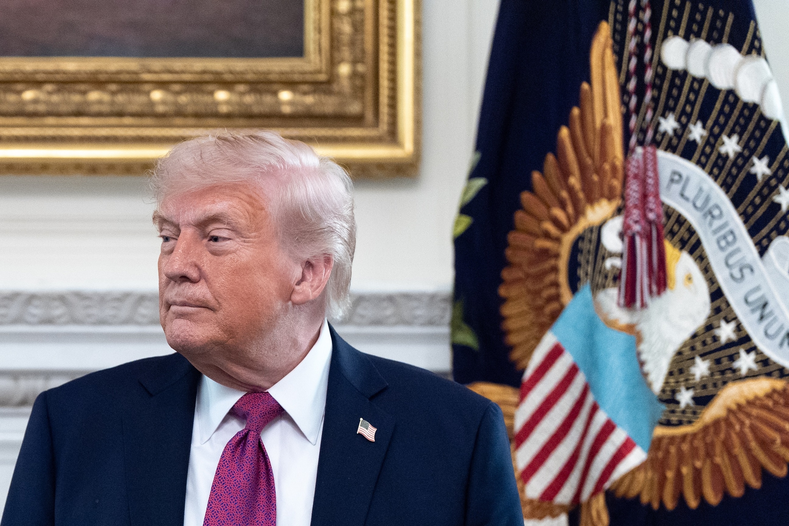 دونالد ترامپ، رئیس‌جمهور آمریکا، در حال ترک مراسم سخنرانی برای قهرمانان ملی NCAA در کاخ سفید