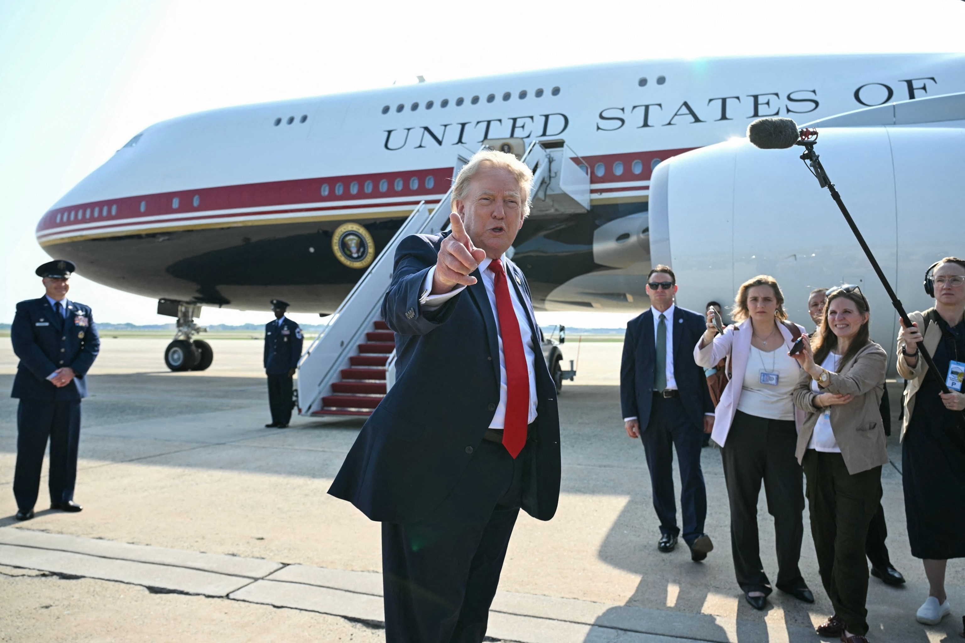  Trump takes 1st flight on Air Force One gifted by Qatar