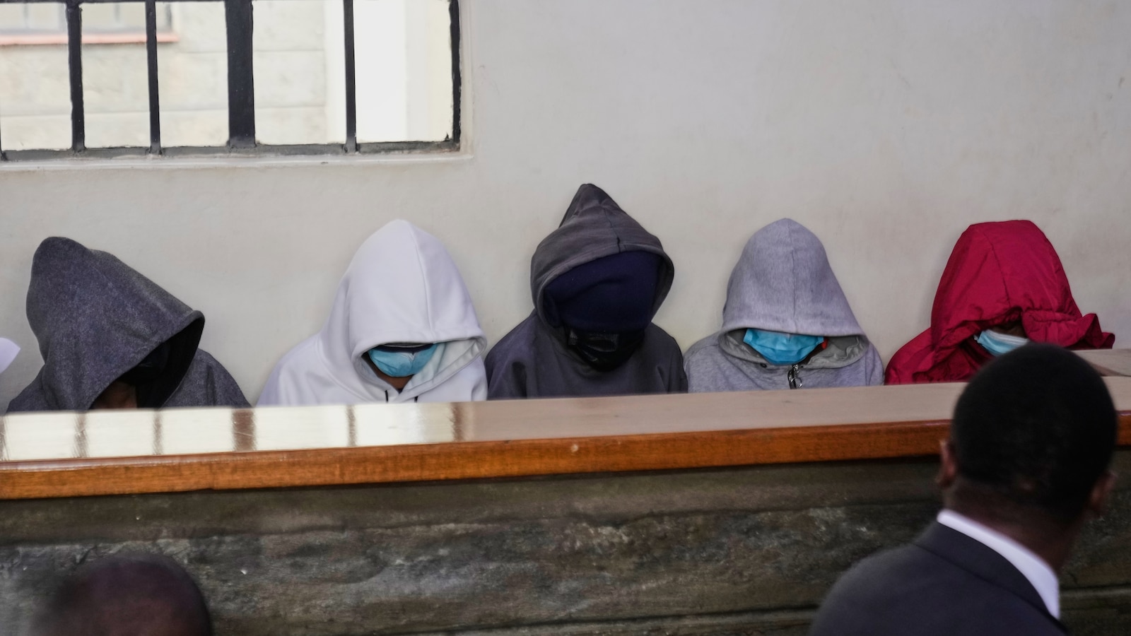 9 ученици ще бъдат задържани за 21 дни заради училищен пожар в Кения, който уби 16