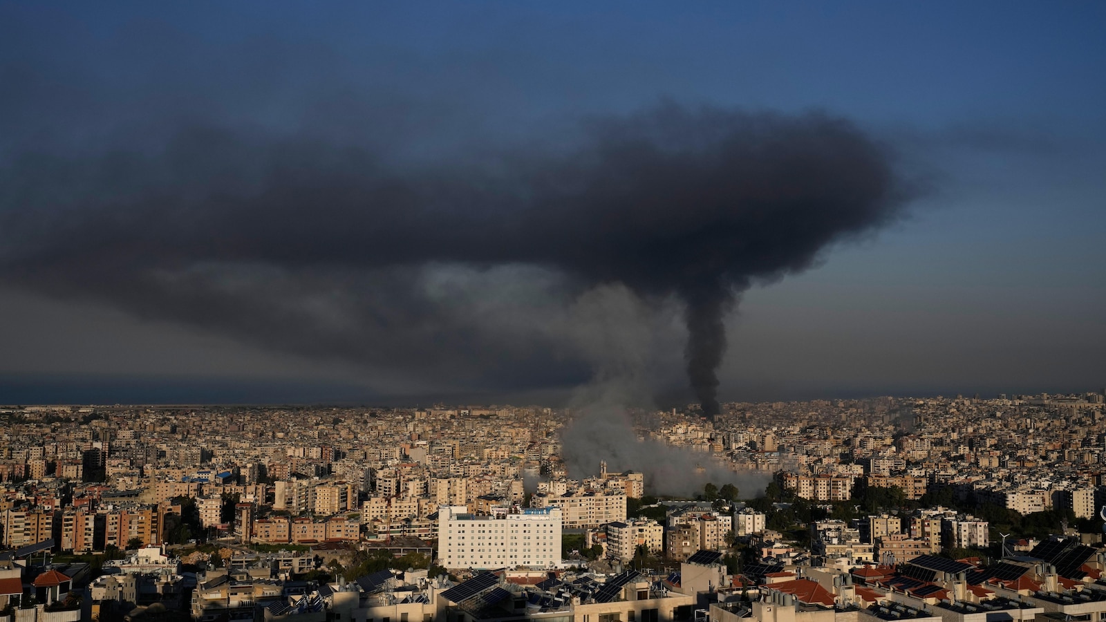 يواجه النازحون الشيعة في لبنان عداءً متزايدًا حيث تغذي الغارات الجوية الخوف والنزوح