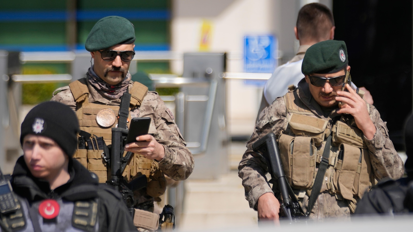 وهاجم مسلحون مبنى القنصلية الإسرائيلية في اسطنبول