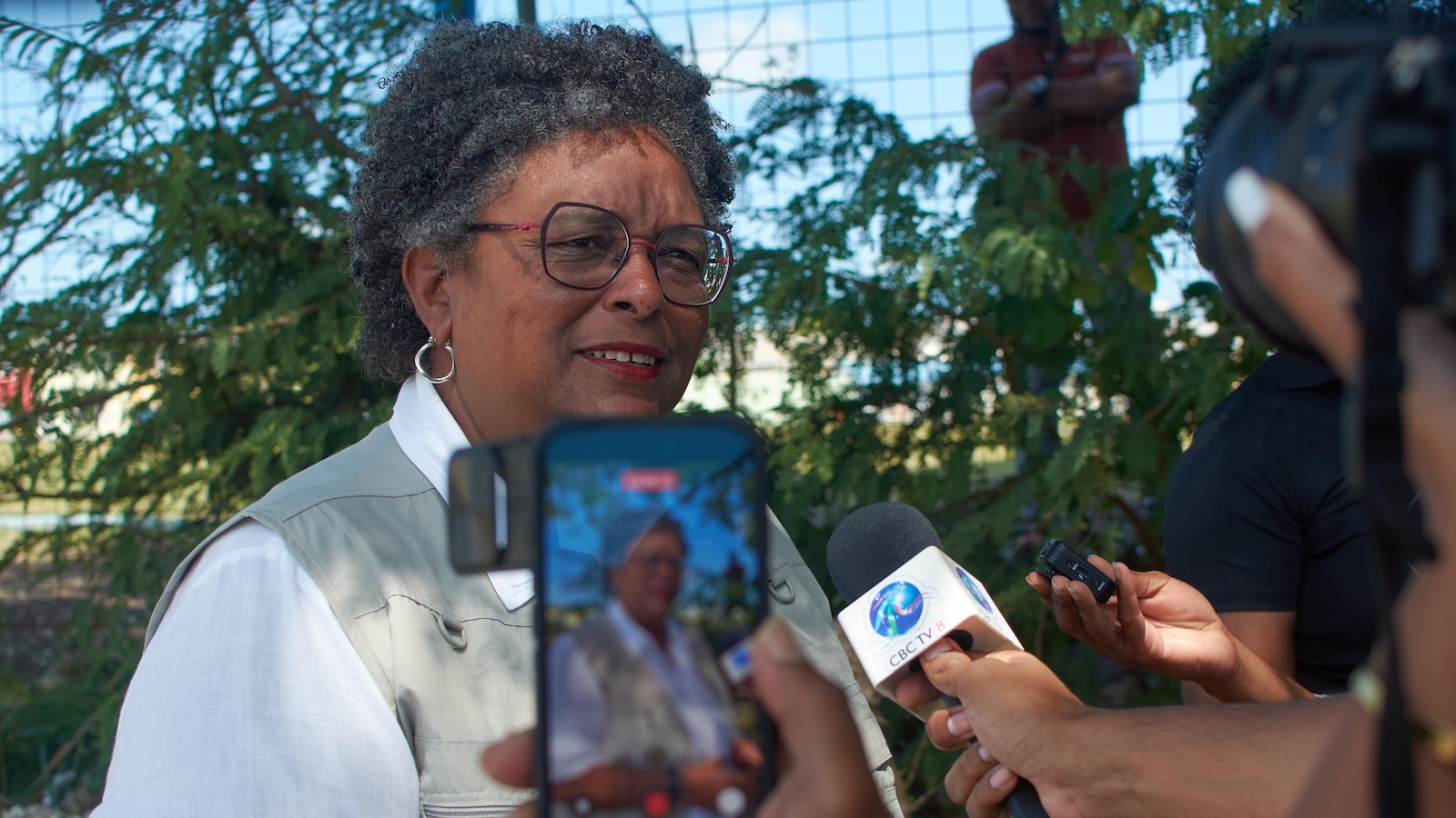 Премиерът на Барбадос печели трети пореден мандат след като си