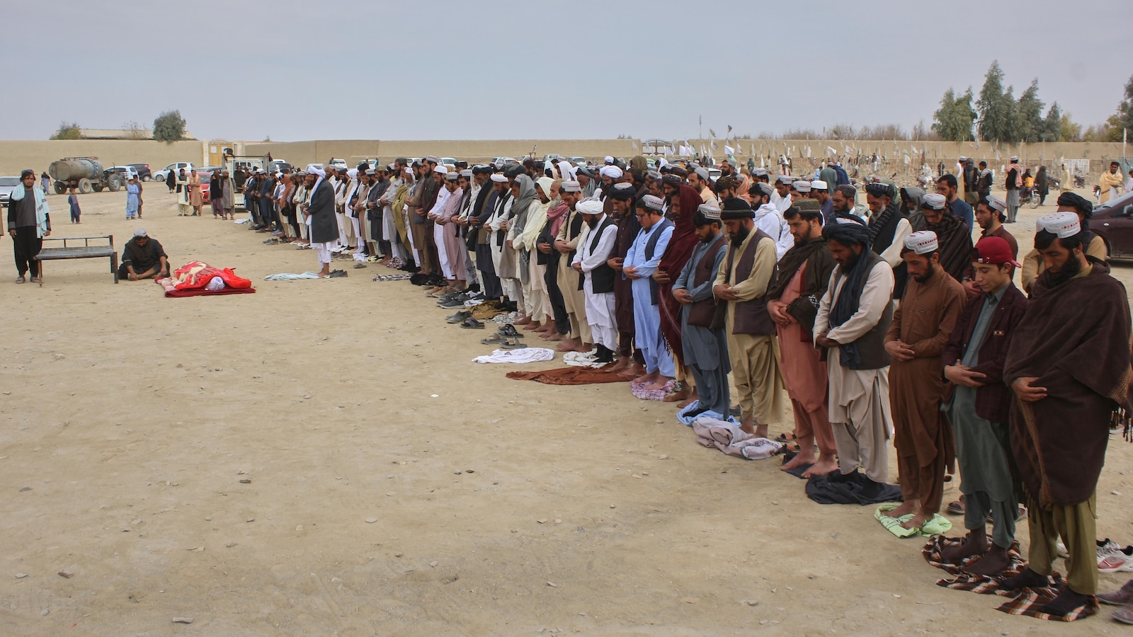 Bij een vuurgevecht langs de Afghaans-Pakistaanse grens zijn vijf doden en acht gewonden gevallen, zeggen functionarissen