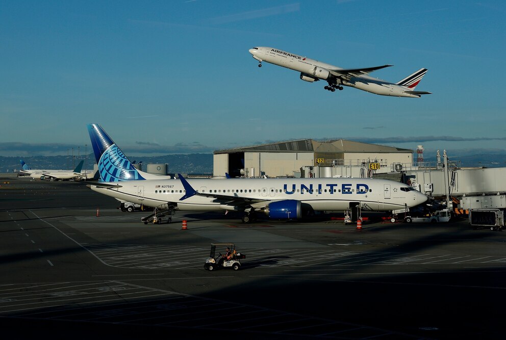 PHOTO: FAA Targets 40 "High-Volume" US Airports For Flight Cuts Amid Government Shutdown