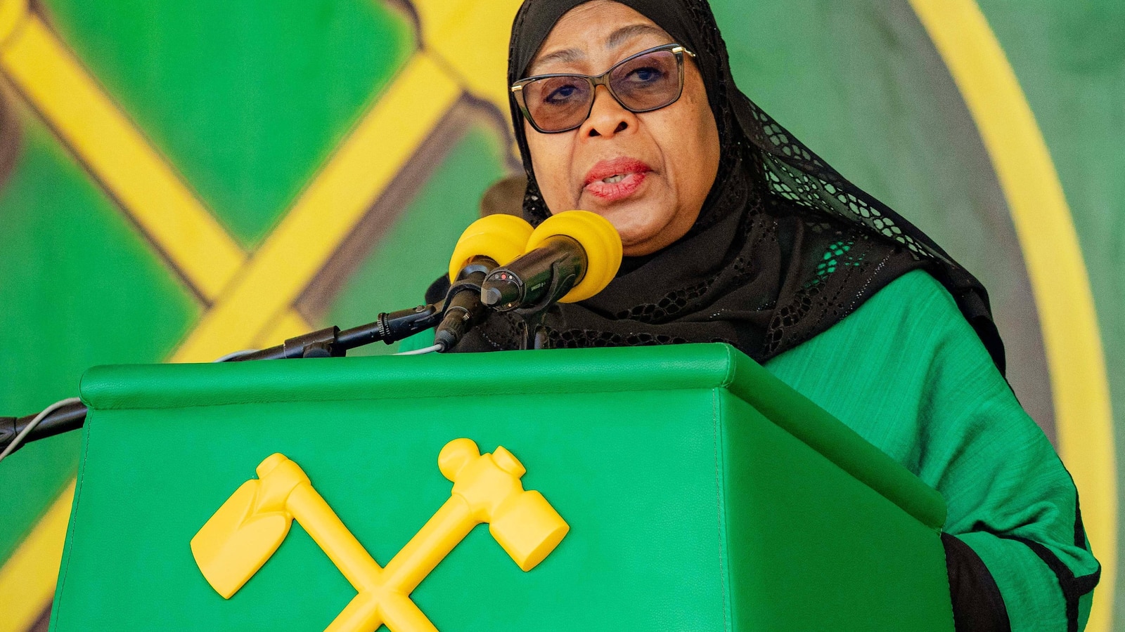 Танзанийска полиция патрулира по улиците на националния празник преди планираните протести срещу изборите през октомври