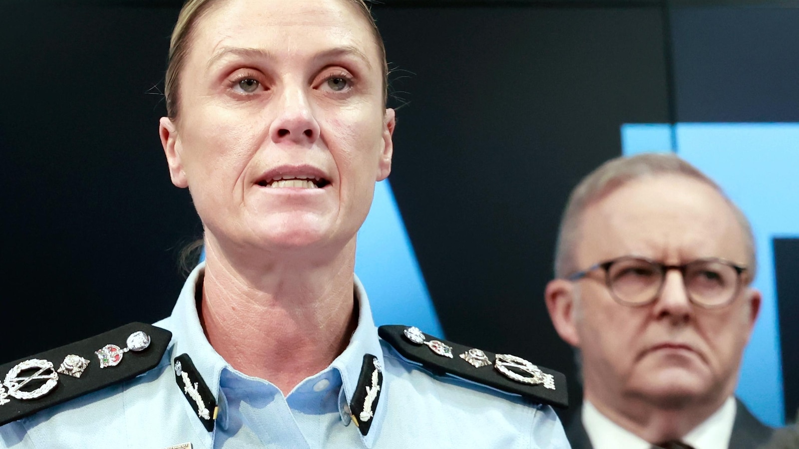 Полицията казва че разследване разширено до Филипините на двама мъже