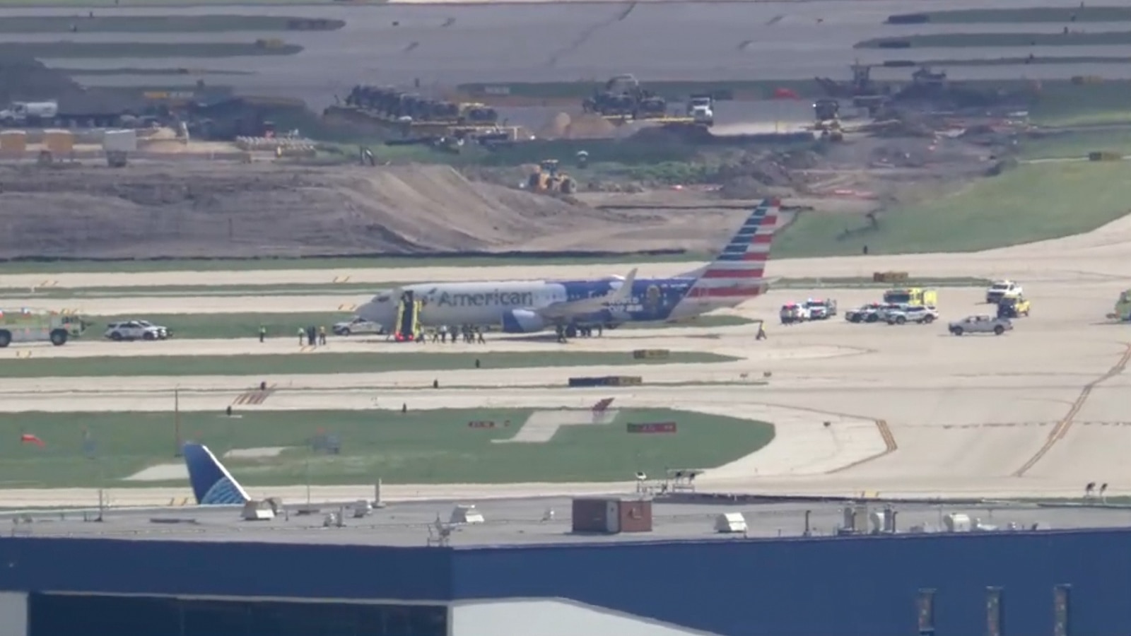 An American Airlines flight blew two tires upon landing at Chicago O'Hare International Airport on Monday, according to the Federal Aviation Administration.
<ht