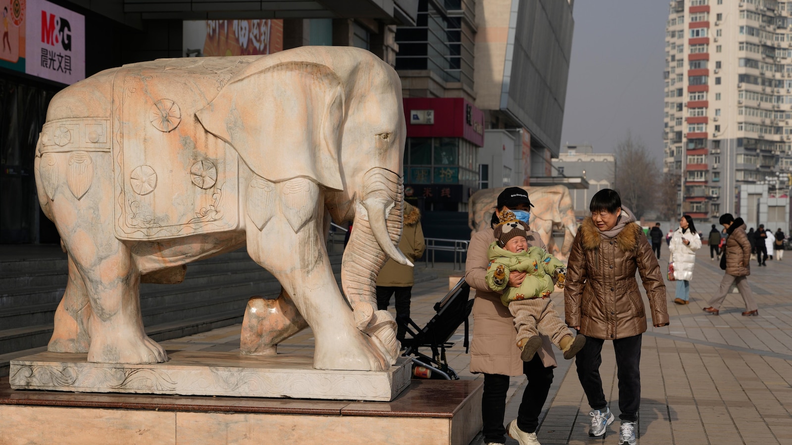 Населението на Китай отново намалява, тъй като раждаемостта намалява със 17% десетилетие след прекратяването на политиката