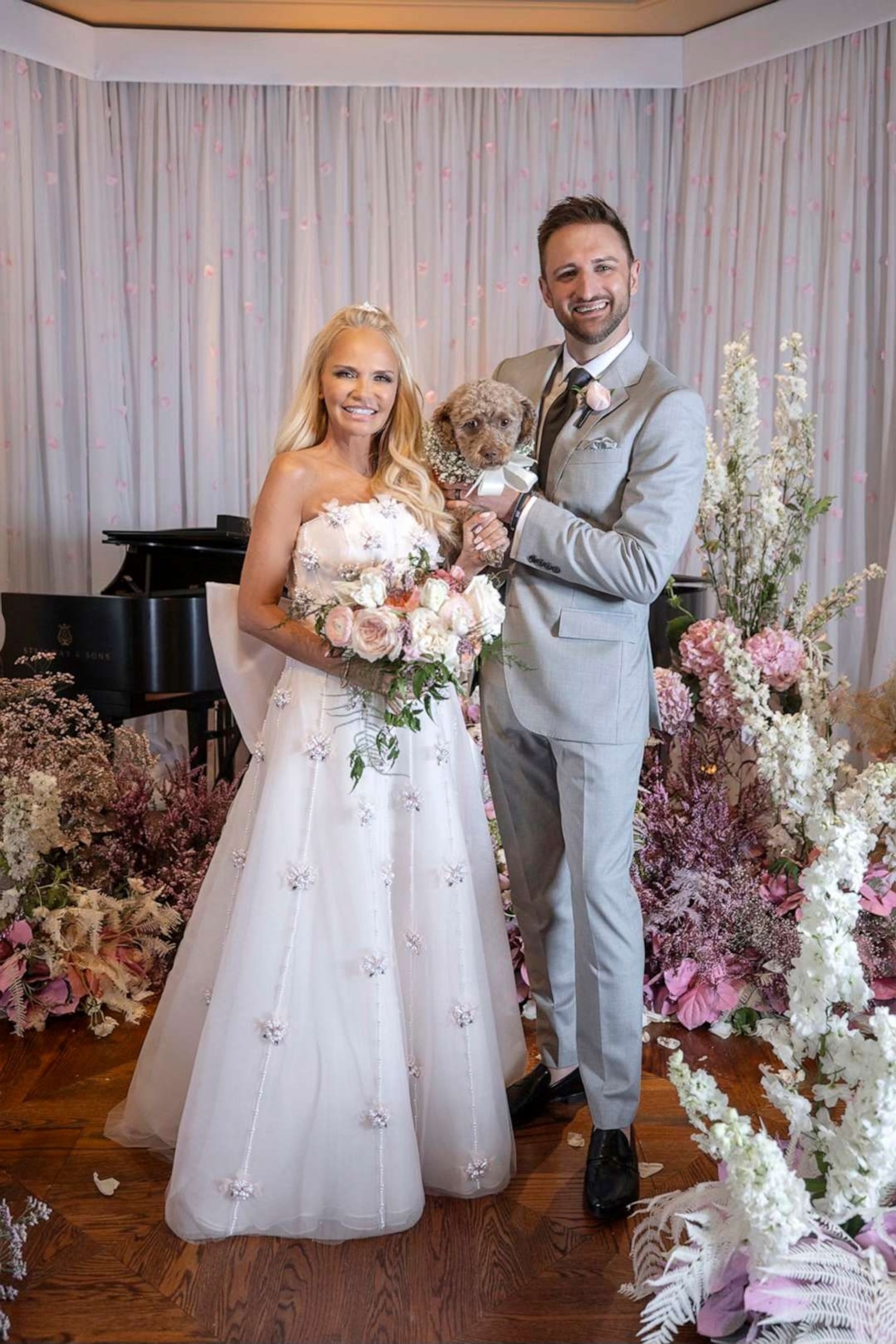 Kristin Chenoweth marries Josh Bryant in Texas wedding - ABC News, image size:1500x2249