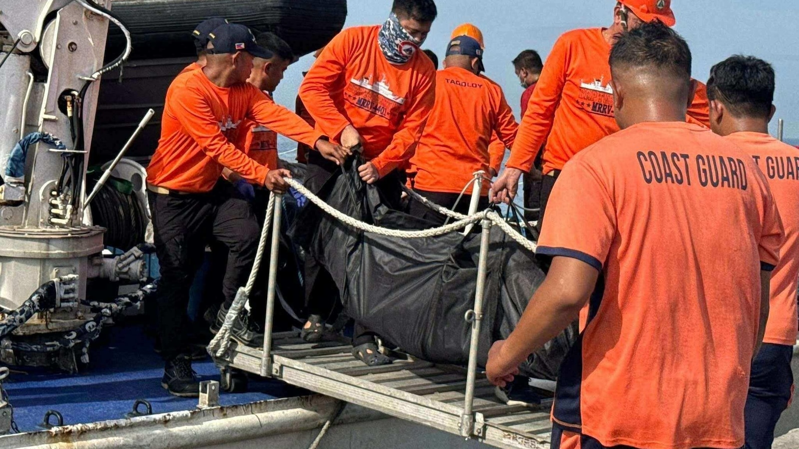 Филипините закопчаха флота от пътнически кораби на компанията, след като най-малко 18 загинаха при потъване на ферибот