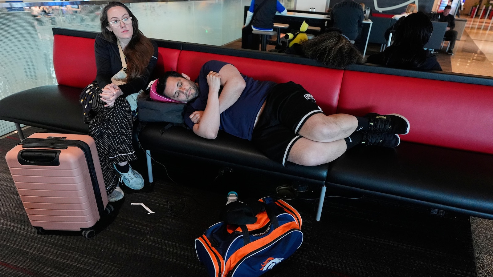  Some flight cancellations and delays continue after US storms dump snow in the Midwest and head east