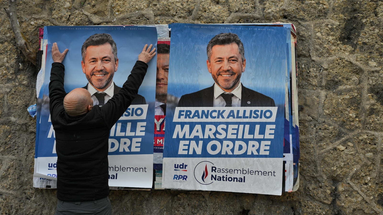 Френските избиратели се отправят към урните за да изберат нови