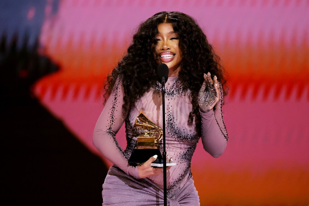 SZA gets emotional while accepting Grammy for best R&amp;B song - Good ...