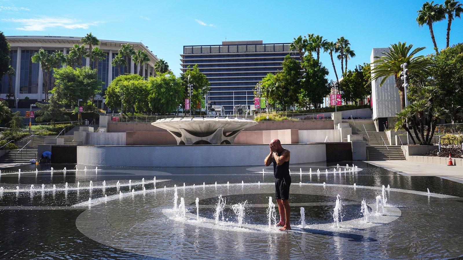 Millions of people in the West Coast and Southwest are under extreme heat warnings Friday as temperatures top 90 degrees. <https://t.co/2BH3hrtAFu>
 [↧](https:/
