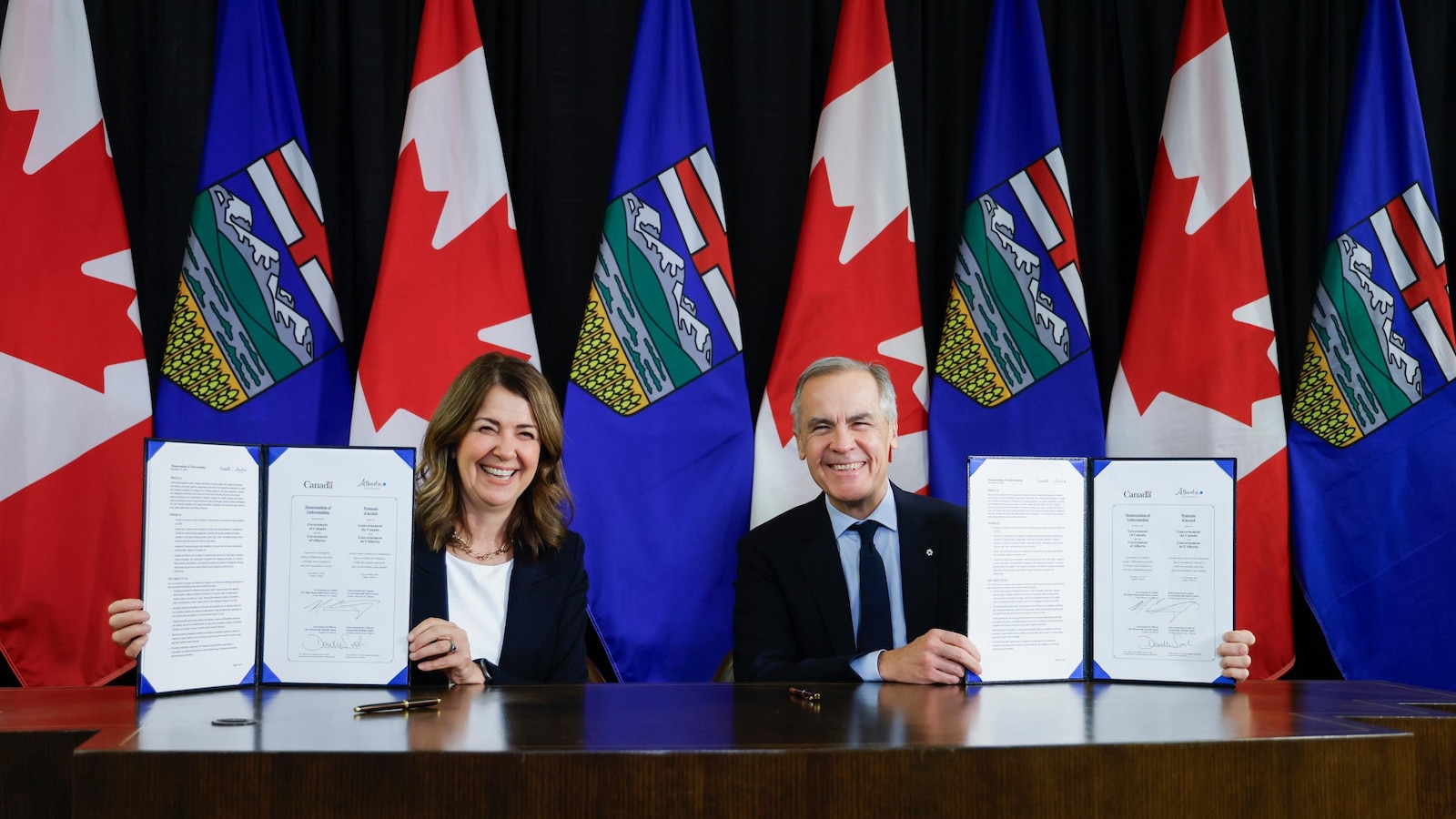  Canada's prime minister and Alberta's premier sign pipeline deal 