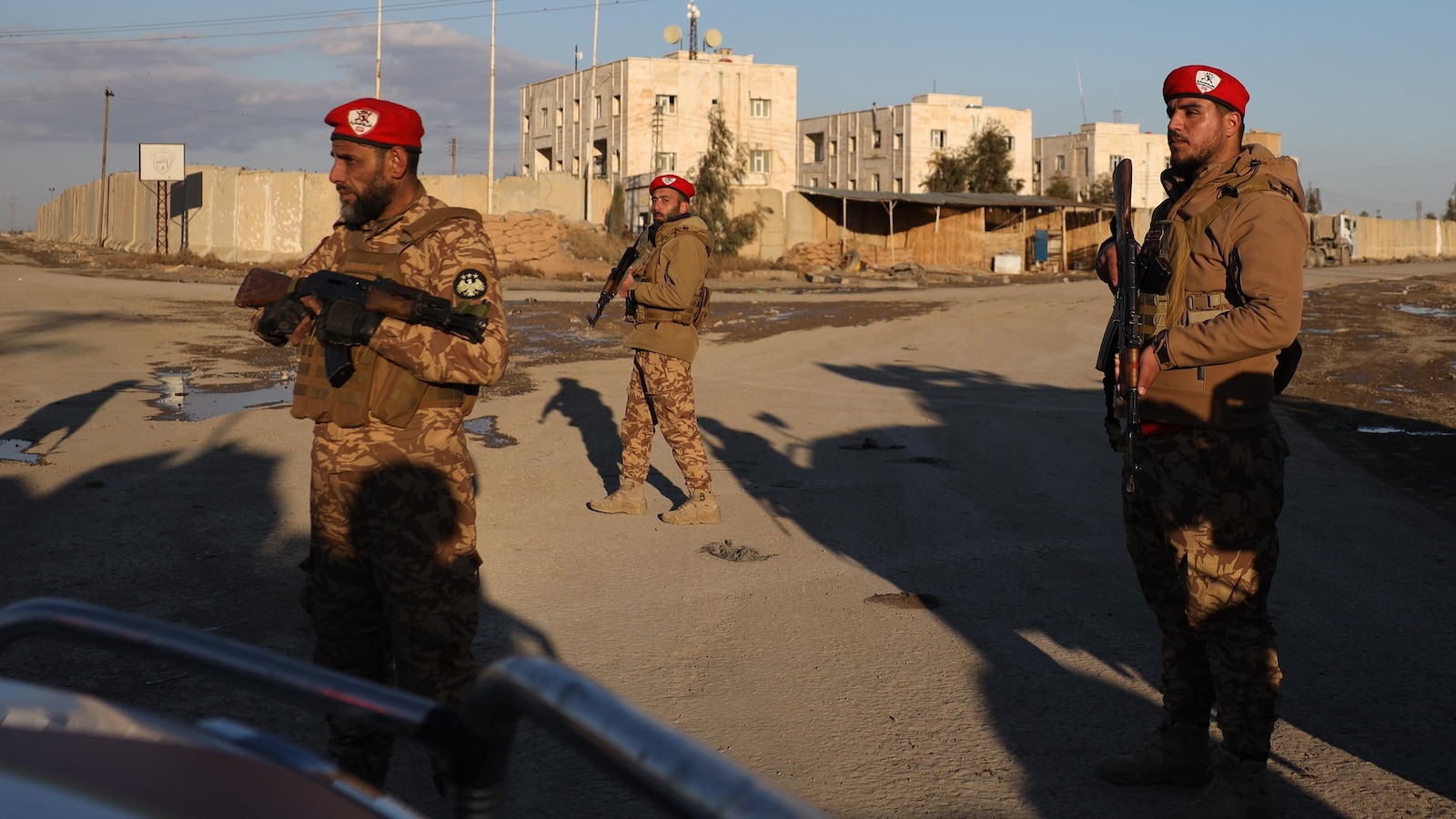 Сирийските сили поеха контрола над затвора, в който се помещават членове на ИД, след като кюрдските бойци напуснаха