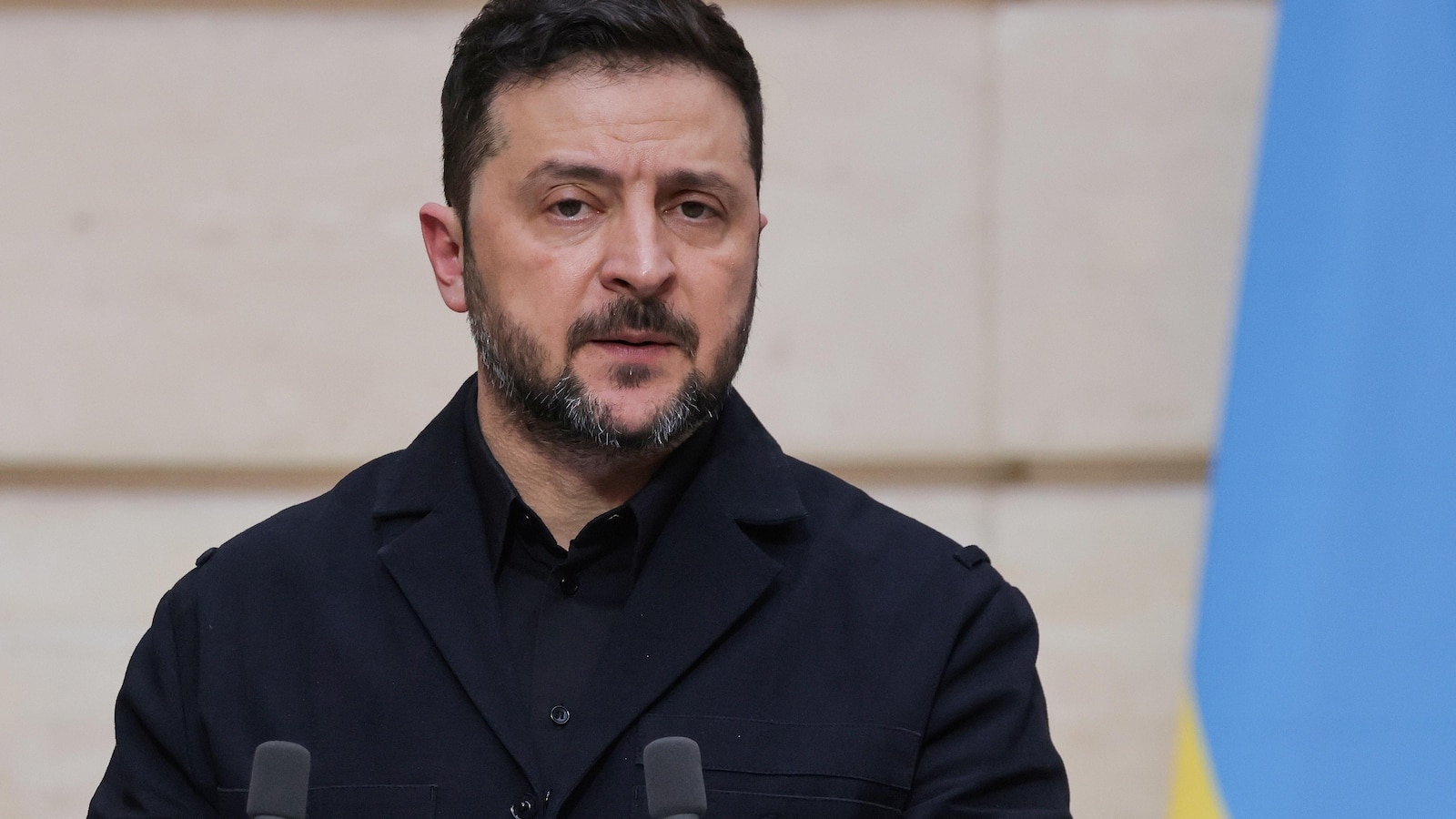 قُتل ما لا يقل عن 4 أشخاص وأصيب أكثر من 12 آخرين في هجوم روسي في منطقة كييف بأوكرانيا