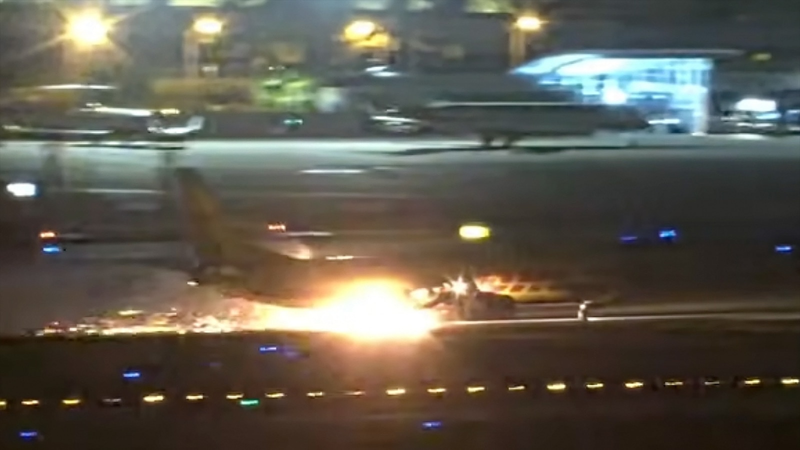 A DHL cargo plane lit up the runway during a landing at Los Angeles International Airport on Wednesday night as its tires caught on fire. <https://t.co/L3PljCAl