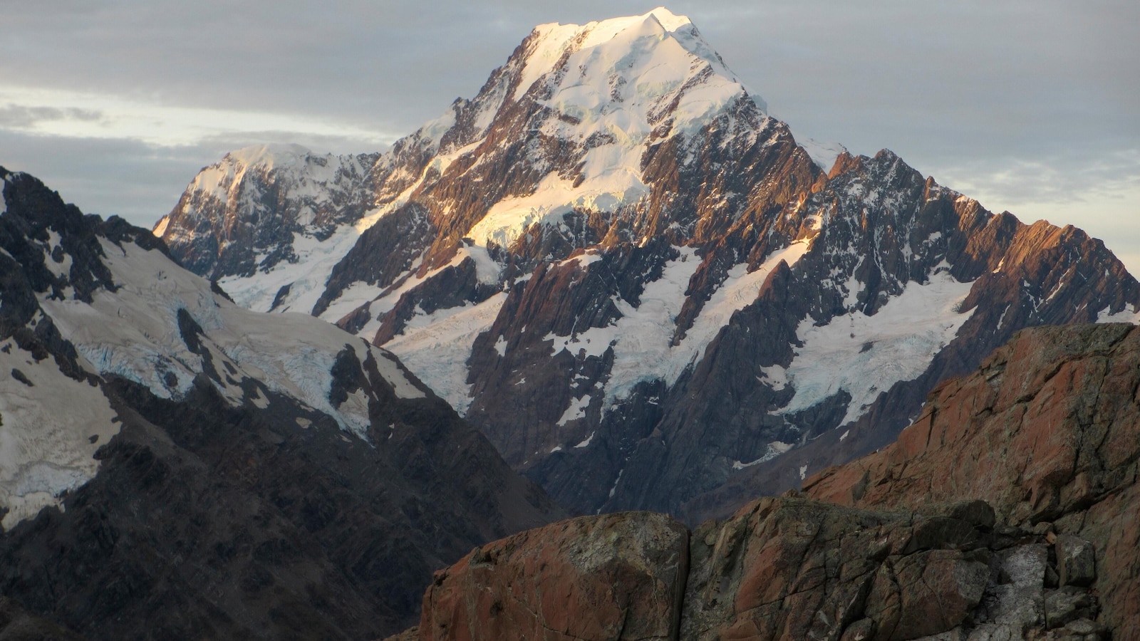 2 climbers die and 2 more rescued on New Zealand's highest peak