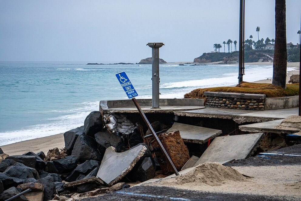 PHOTO: CA: El Nino: Aliso Beach Sustains Erosion from Heavy Swells