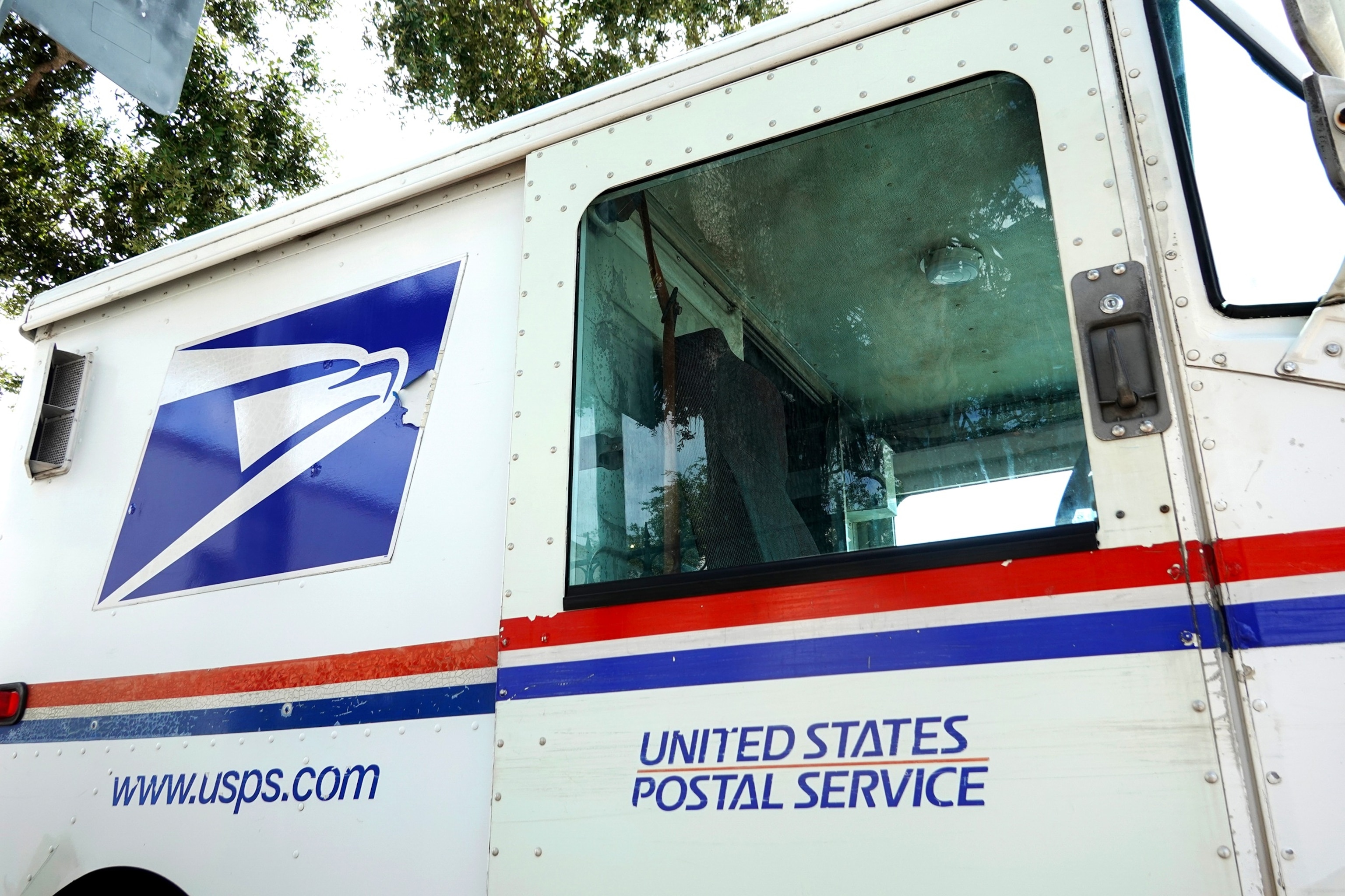 USPS worker accused of stealing and redeeming a winning Florida lottery ticket
