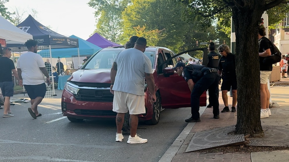 Video 3 injured after minivan drives through Pennsylvania festival(02)