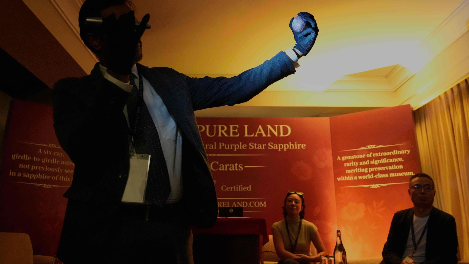 Огромен лилав звезден сапфир с тегло 3563 карата беше представен