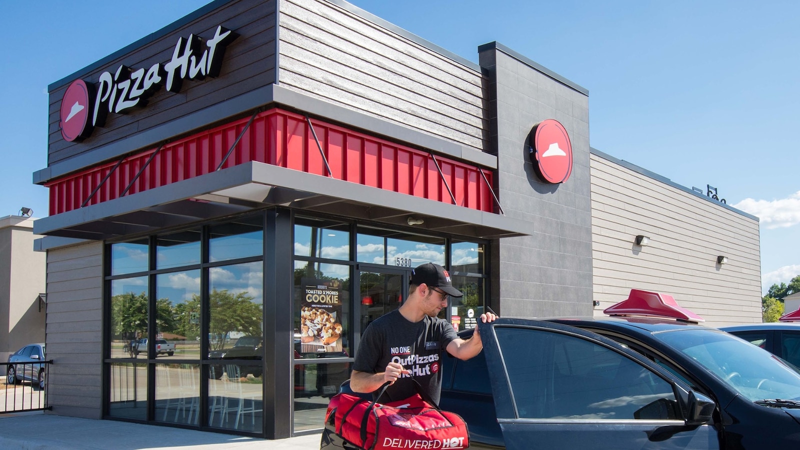 Pizza Hut restaurants in California could lay off thousands as minimum ...