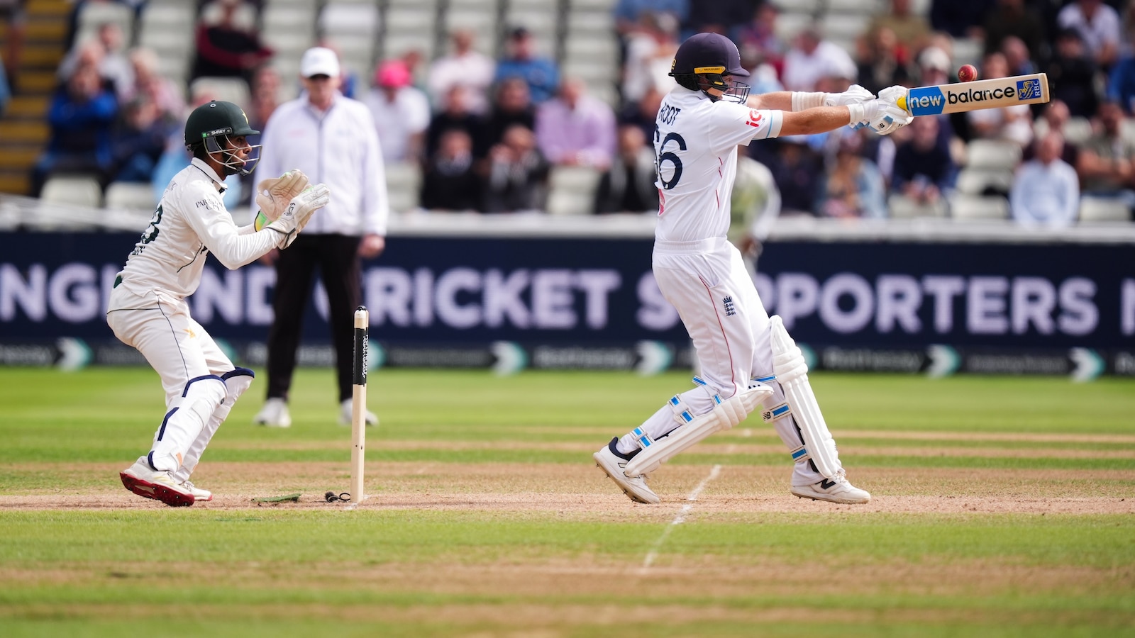 England overcomes early scare to win 3rd cricket test against Pakistan and sweep series