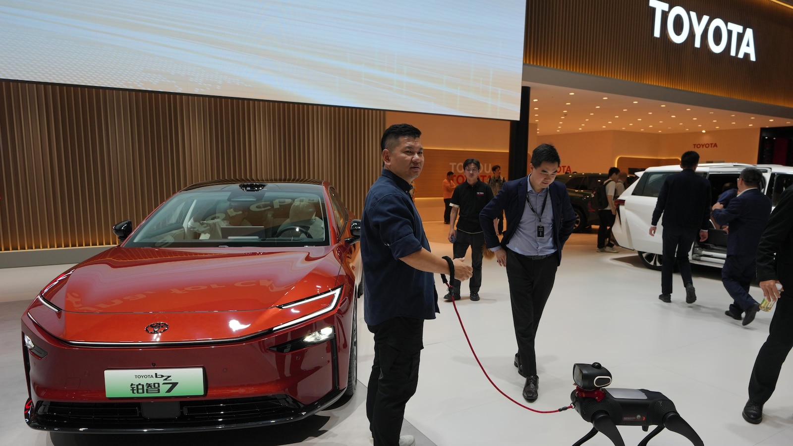 Chinese Carmakers Showcase Advanced EV Technologies in Beijing