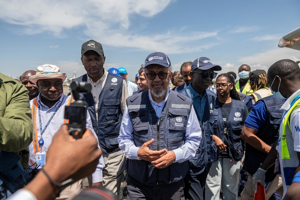 PHOTO: WHO chief rallies community in Congo's Ebola response, calls for more funding