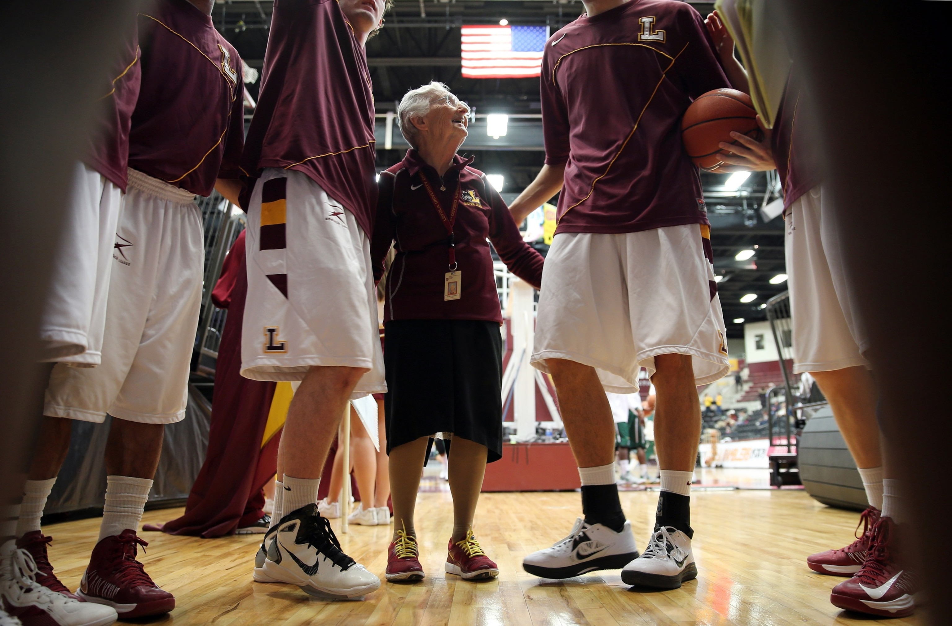 PHOTO: COLLEGE BASKETBALL RELIGIOUS LEADER