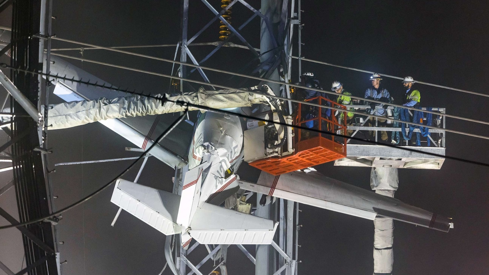 2 rescued from small plane after it strikes high-tension power lines ...