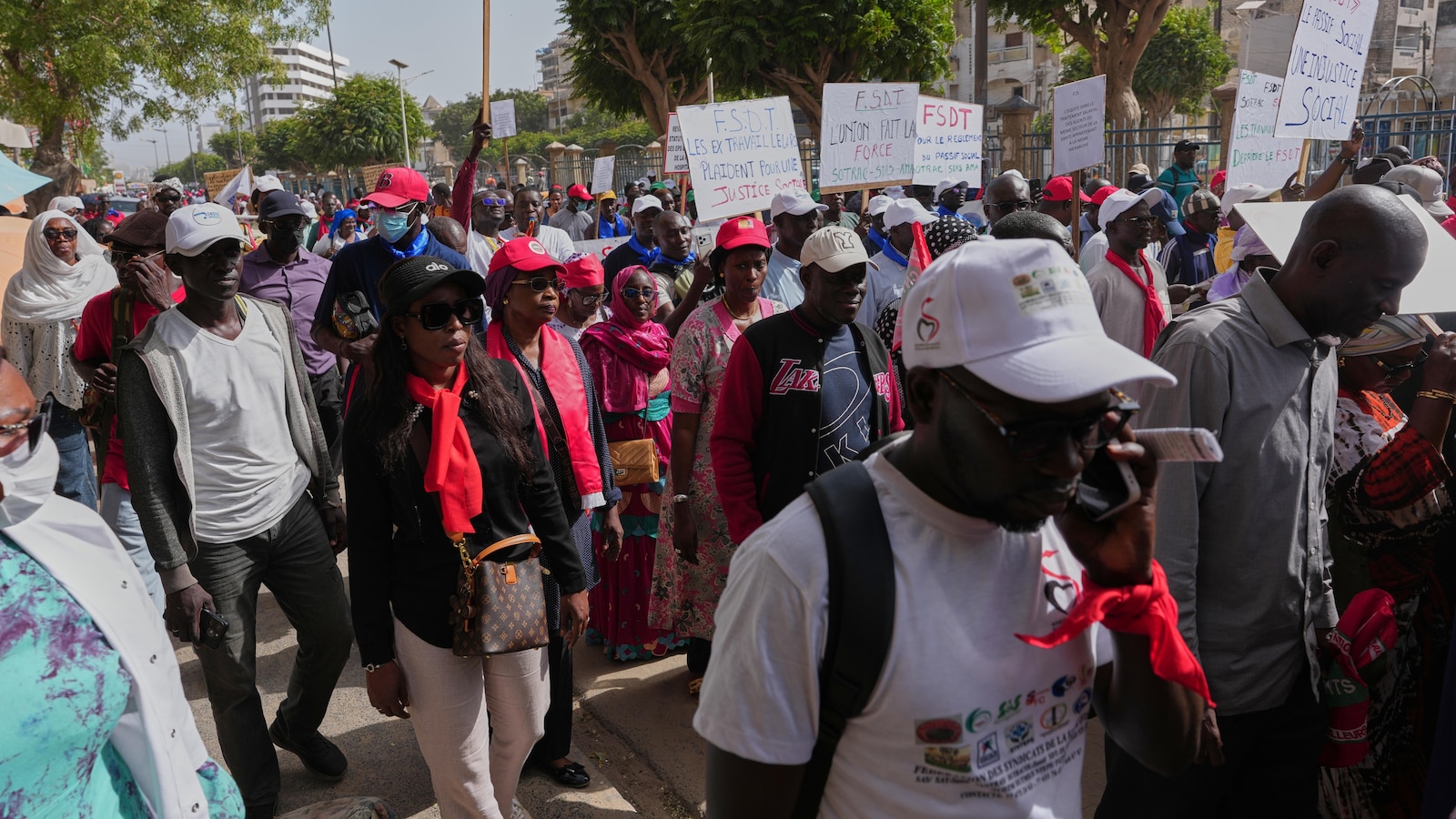 Honderden marcheren in de hoofdstad van Senegal vanwege gebroken regeringsbeloften en stijgende kosten