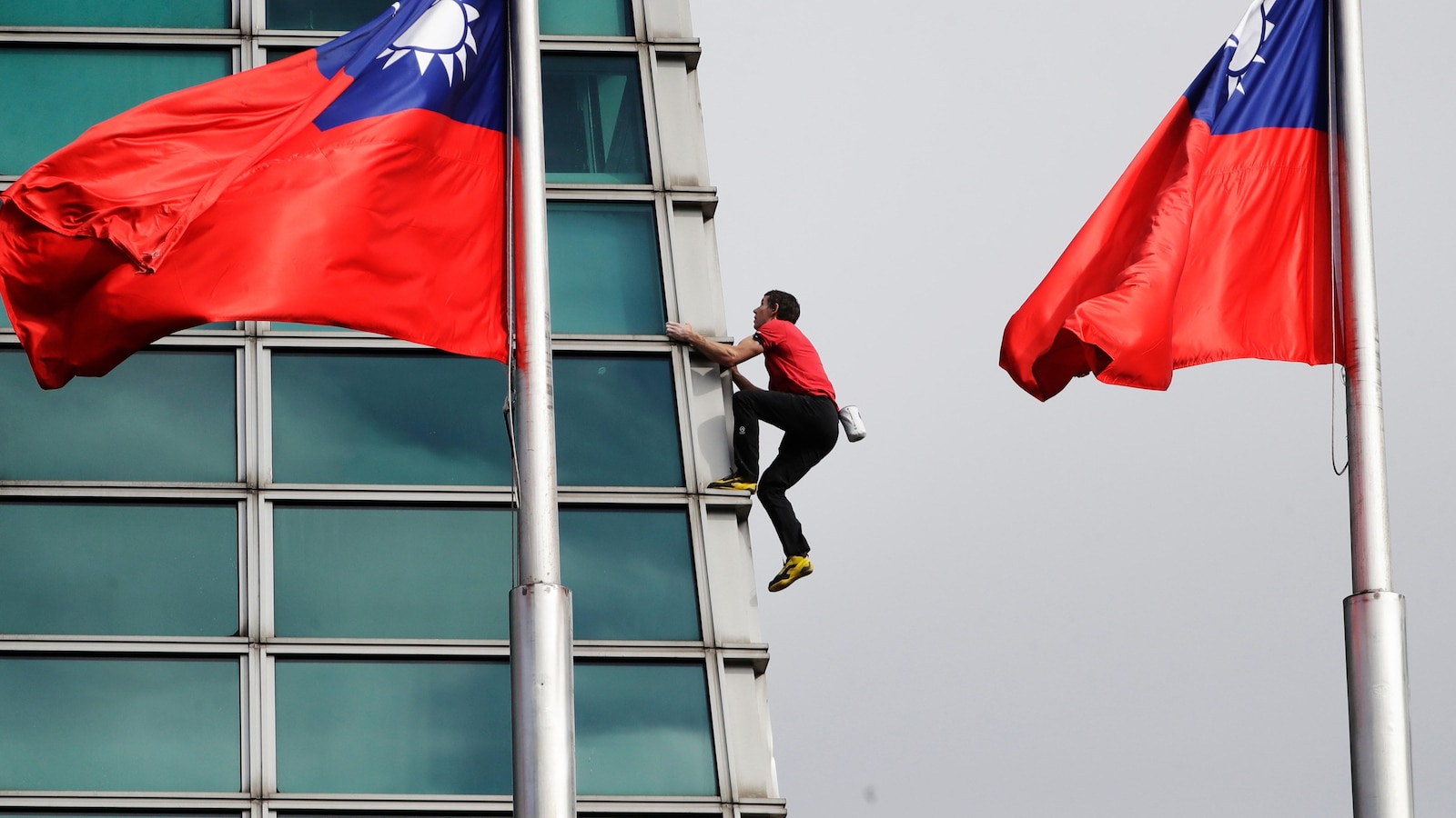American rock climber Alex Honnold reaches top of Taipei 101 skyscraper without ropes