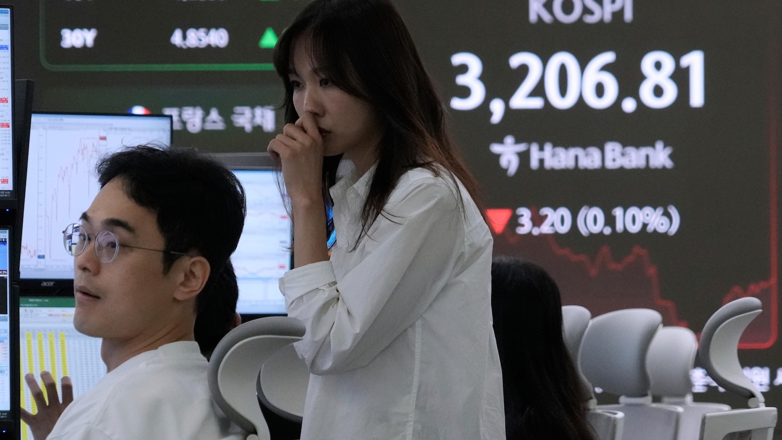Asian Markets Rise on Tech Earnings, Tariff Deadline Awaited