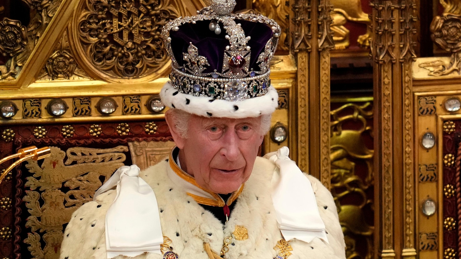 Протестиращи бяха арестувани, след като намазаха крема и раздробените куфари с Crown Jewels в Лондонската кула